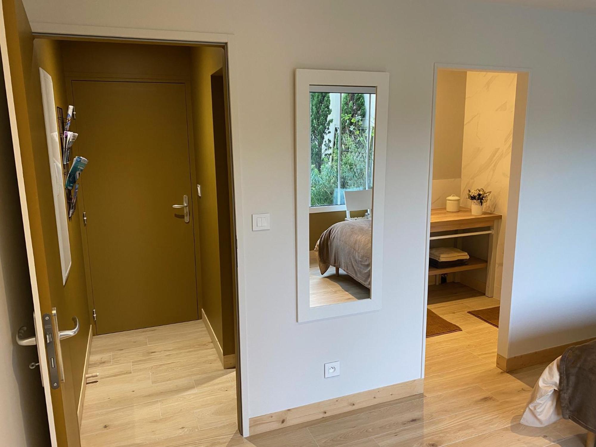 Maison M, Chambre Privee Acces Jardin Piscine Et Jacuzzi Pres De La Rochelle La Rochelle  Room photo